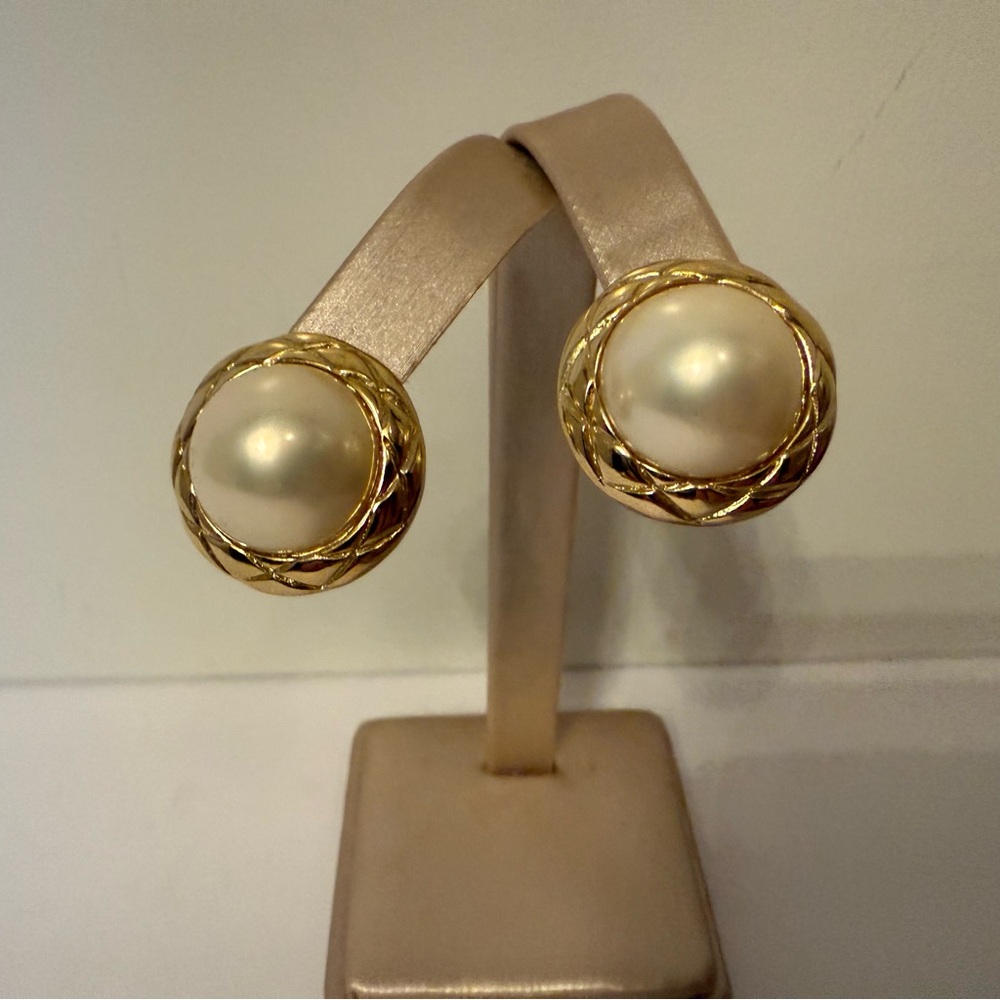 TRIFARI VINTAGE EARRINGS GOLD TONE WHITE FAUX PEARL CENTER CLIP